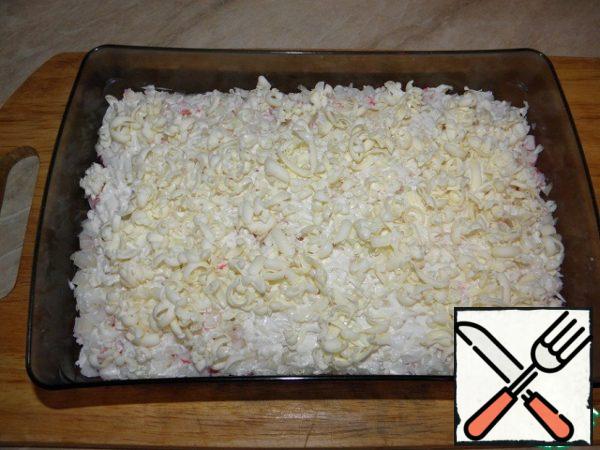 By this time we should already have frozen butter in the freezer) grate it on a grater. This layer is not lubricated with mayonnaise, but just a little salt).
