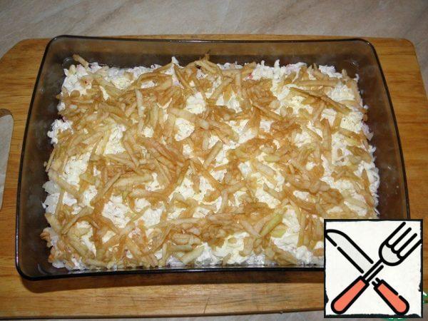Next comes a layer of grated apple (mayonnaise).
