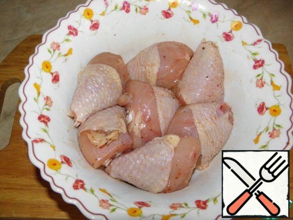 Friends, adjust the number of products at your discretion) there, according to estimates, there will be a decent table).
rub the chicken parts with salt and seasonings, sprinkle with soy sauce and leave to infuse for at least 40 minutes)

