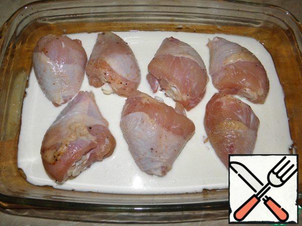 Put the chicken pieces on a baking sheet (or a mold), pour in the milk.
