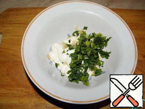 Chop the herbs and garlic, season with mayonnaise.
