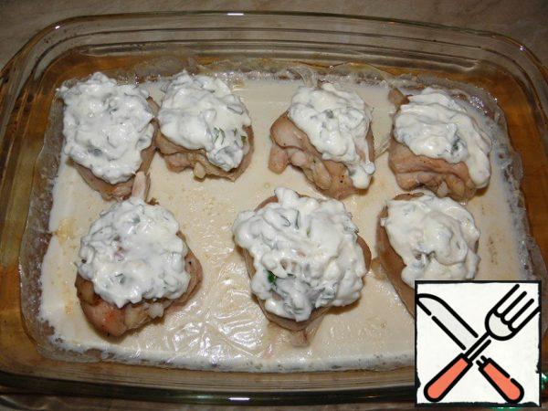Remove the baked chicken from the oven, spread garlic-mayonnaise sauce on top.
