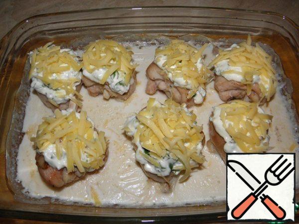 Grate the usual cheese on a grater, put a thick layer on top)
