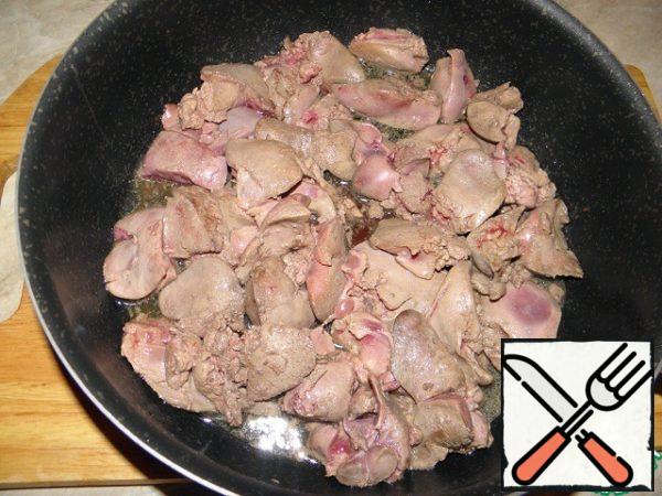Liver rinse, remove everything unnecessary, cut into 2-3 pieces. Put in a pan with hot oil, fry Quickly, so that it is literally just "grabbed".