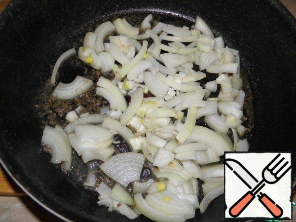 In the same oil, sauté the onion (I cut it a quarter of the rings).