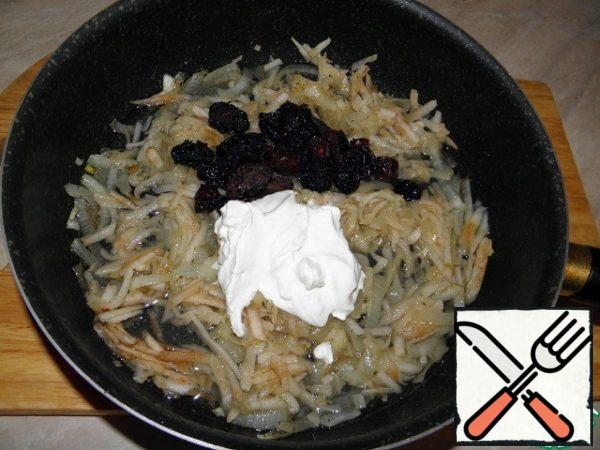 Put sour cream and sliced prunes (I previously soaked in water), pour 1/2 cup of water.
