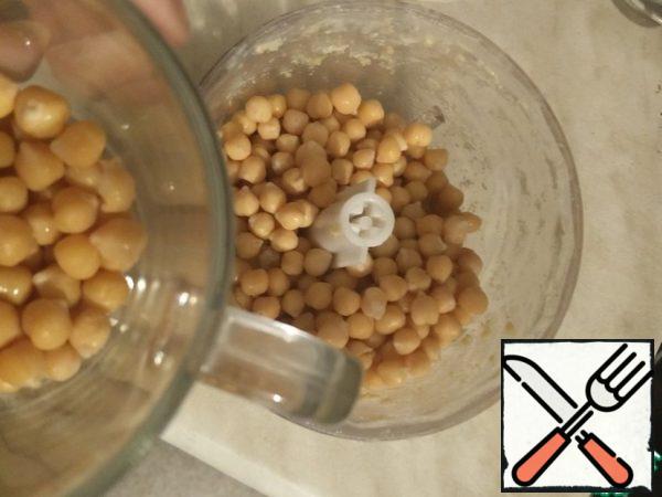 Measure out 1.5 cups of chickpeas, put about half a cup in a blender, scroll. At this stage, you can add a little water (1 tablespoon).