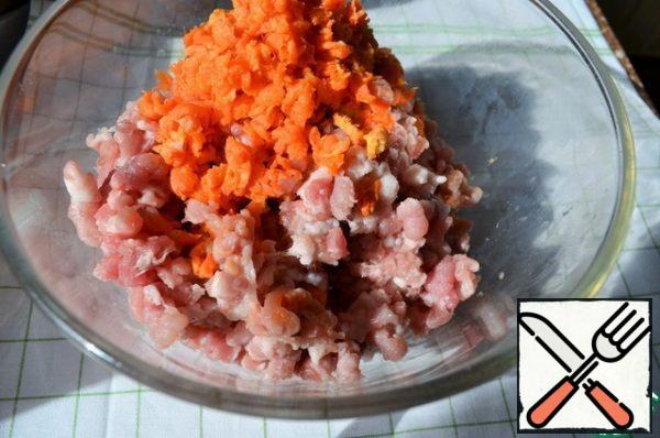 Chop pork and boiled carrots in a meat grinder,
preferably on a coarse grater.
