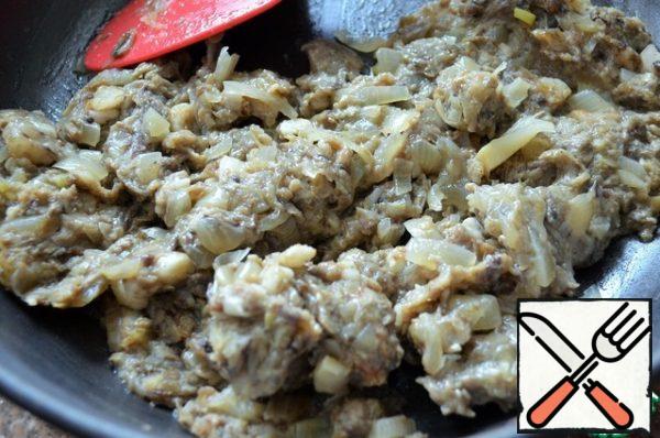 Chop the mushrooms in a blender,
cut one onion into cubes and
fry in vegetable oil together with mushrooms, add salt to taste.
Cool.