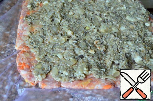 Cut the package, open the filling.
Distribute the mushrooms evenly.
