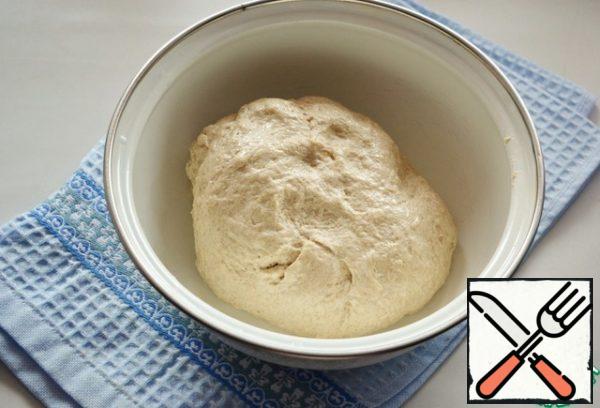 Knead the dough until elastic, put it in a bowl and leave to rise for 1 hour, covered with a film.
