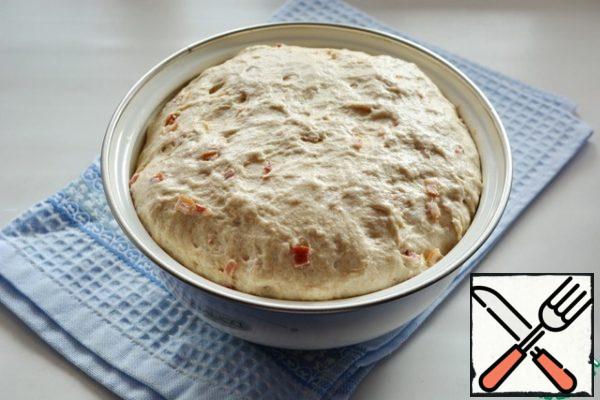 Meanwhile, finely chop the bacon and fry it in a dry frying pan. Cool. After the first rise of the dough, add the bacon together with the fat that has flowed out of it and knead the dough again. Let the dough rise two more times, kneading it after each rise. It can take from 2 to 6 hours.

