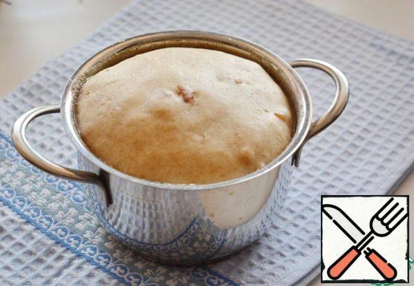 Let the dough rise to the level of the molds and put it in the oven. Bake for about 30 minutes at 180 degrees.
