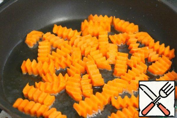 Slice the potatoes and carrots.
Lightly fry the carrots in a preheated frying pan with vegetable oil.
