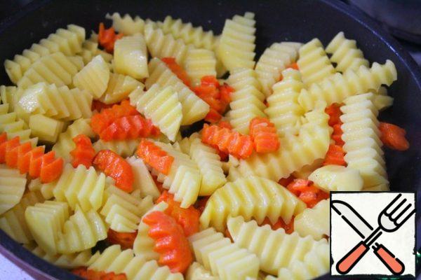 Add the sliced potatoes. Fry for 15 minutes (focus on your potato variety).
