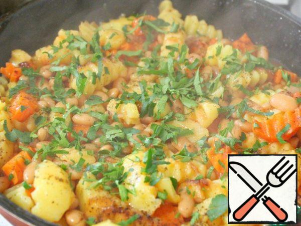 Add a jar of beans with sauce at the end, add salt, add a little sugar. Simmer for 5-7 minutes. Sprinkle with chopped herbs.
