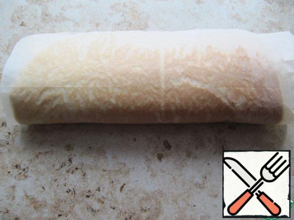 Put the baking paper clean side to the biscuit, roll into a non-tight roll, cool completely.