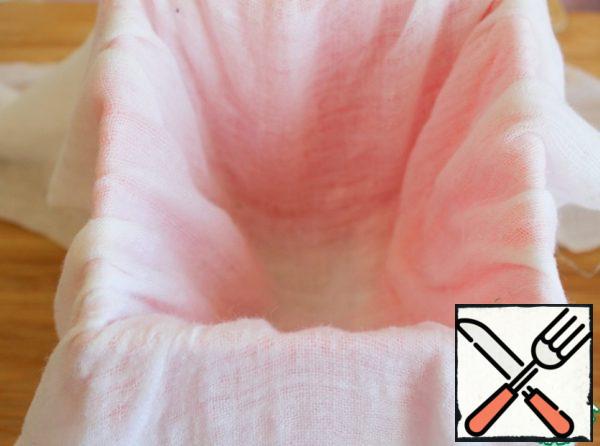 Cover the form with a folded wet gauze.
Transfer the form to a container so that there is a place for the serum to drain.