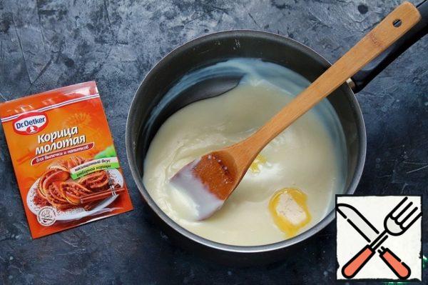 Add butter and cinnamon. Mix intensively or whisk with an immersion blender. Let it cool down.
