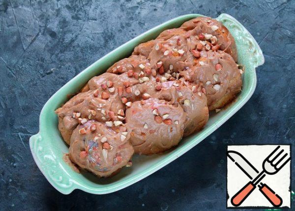 Dip each piece of cake in the cream and put it in a baking dish.
Bake the pudding in a preheated 200 degree oven for 15-20 minutes.
On top, if desired, you can sprinkle nuts (to your taste) or berries, fruits.
