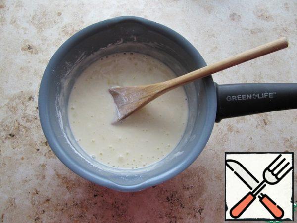 Mix sour cream, chicken egg, vanilla sugar, granulated sugar, flour (can be replaced with starch) until smooth.
