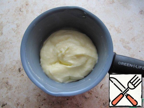 Brew the cream with constant stirring: in a water bath or in a bowl with non-stick thick walls on low heat. Cool to room temperature.