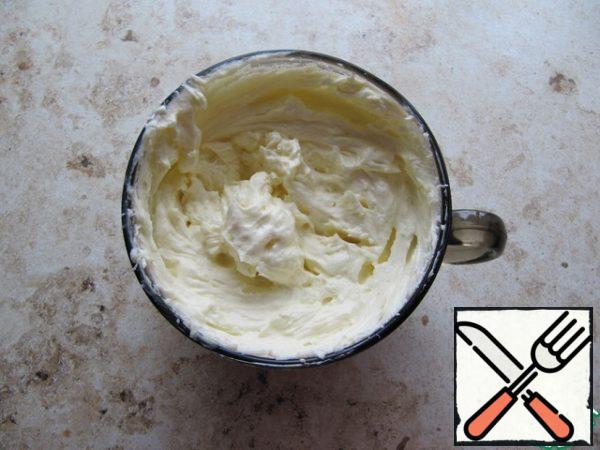 Butter beat, continuing the process of whipping add portions of the custard base. The cream is thick in consistency.