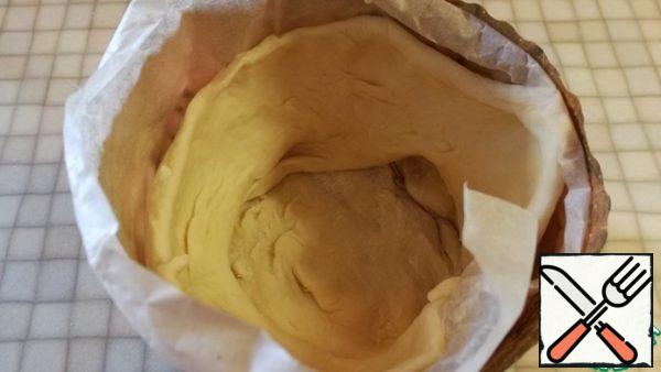 Carefully put into our mold, quickly sculpt the edges with the bottom. And immediately proceed to the filling in layers. If your dough spreads a little on the walls, this is normal, it stretches well and can stretch after each layer.
