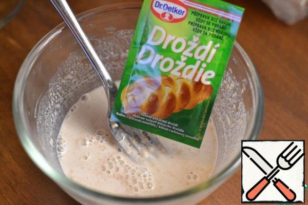 In 100 g of warm milk, add yeast, sugar and 1 tablespoon of flour. (take from the total amount) Put in a warm place to approach.
