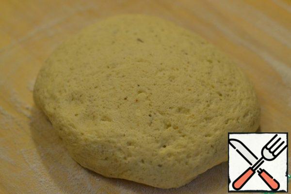 Lightly sprinkle the cutting board with flour.
Roll out the dough into a 25x25 cm square.
