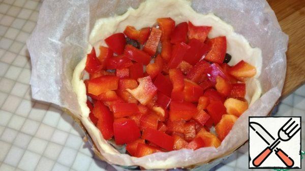 The fourth layer is Bulgarian pepper. Salt.
