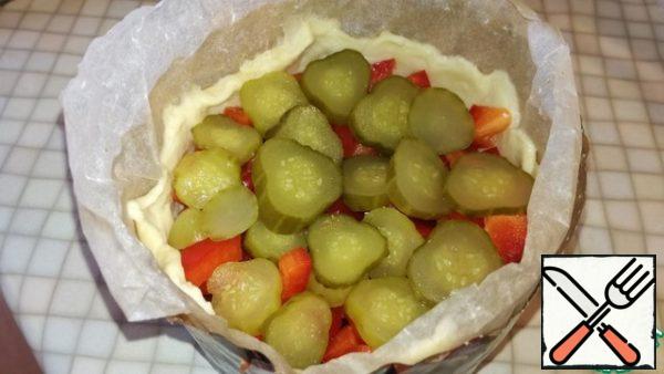 The fifth layer is cut into round pieces of pickled cucumber

