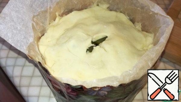We roll out a circle and cover our cake with it, pinch the edges. Make an incision or hole in the middle.
