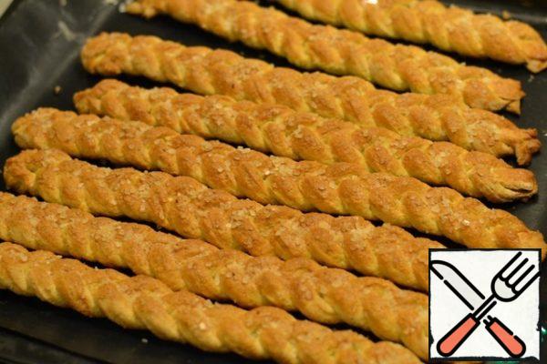 Lightly whisk the protein. Lubricate the pigtails, sprinkle with coarse salt. Bake in a preheated oven at 190 *C for 20 minutes.
