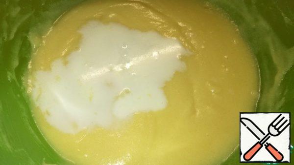 Pour milk at room temperature into the creamy sugar mixture, mix.
