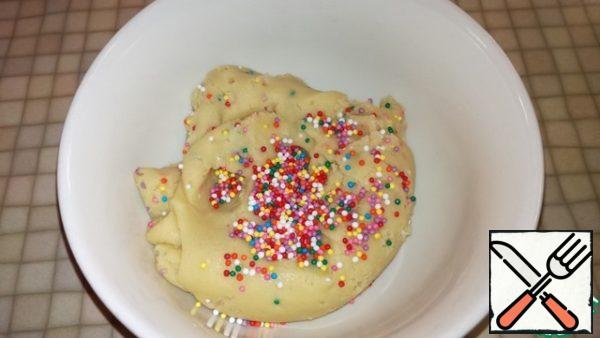 The dough can be divided into parts if you want it to turn out a different color. I divided it into three parts. Add one part to the sprinkling in the form of wheat crumbs and mix well.
