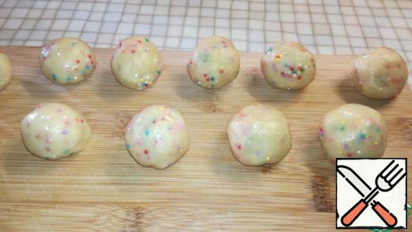 They made balls a little smaller than a walnut, crushed them and sent them in advance to a baking sheet covered with baking paper. The other two parts are also formed into balls, slightly flattened and rolled in various types of confectionery sprinkles. Put in a preheated 180 ° oven for 8-10 minutes. Focus on your oven. It's done.