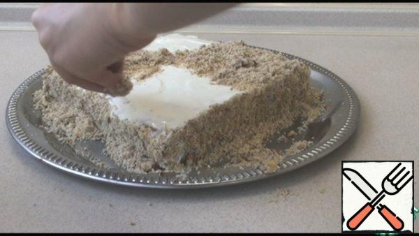 Let the cream cool down and put it in the refrigerator for 4-5 hours so that the cream freezes well. Decorate the cake to your liking, I mixed sour cream with sugar, greased the top and sprinkled with chopped nuts. Enjoy your meal!