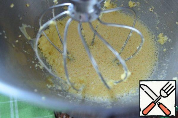 Start kneading the dough.
Pour milk into a bowl, add sugar, soft butter,
salt, and whisk lightly.
Add the yolk and egg, whisk until fluffy.
