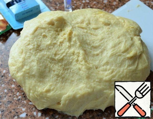 The dough turns out to be elastic, slightly sticks to the hands,
but is not clogged with flour, work with "oil" hands,
helping yourself with a scraper.
