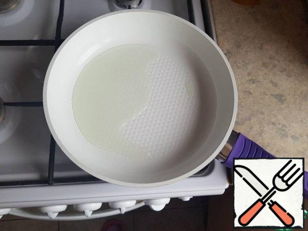 Pour oil into a preheated frying pan.
