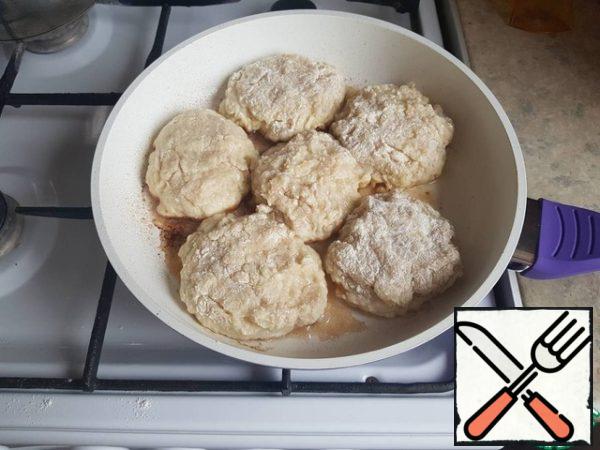 Lay out the formed cutlets. They fry quickly. On one side, fry until golden brown without a lid.
