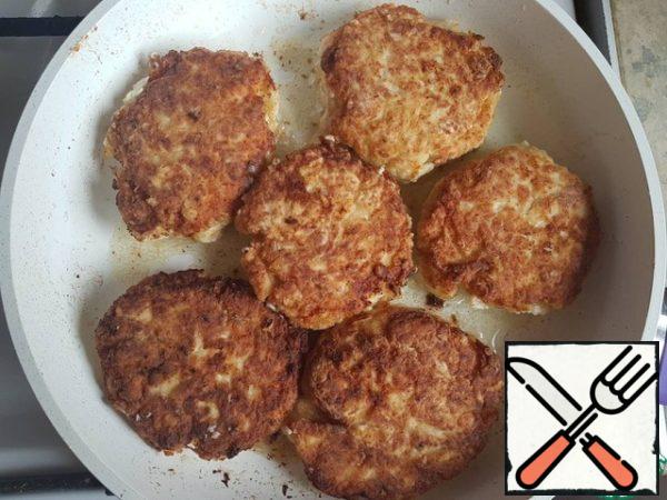 Then turn over and cover with a lid. Fry on low heat until tender. Bon appetit to everyone!