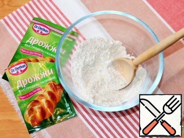 Sift the flour (500 gr. + 1 tbsp.l. - for a biscuit). Room temperature products.
Prepare a decoction. Mix dry yeast (8 g) with sifted flour (1 tablespoon) and sugar (1 tablespoon), pour in warm milk (50 ml) and mix until the sugar dissolves. Place the bowl with the dough in a warm place until a foam cap forms (about 20 minutes).