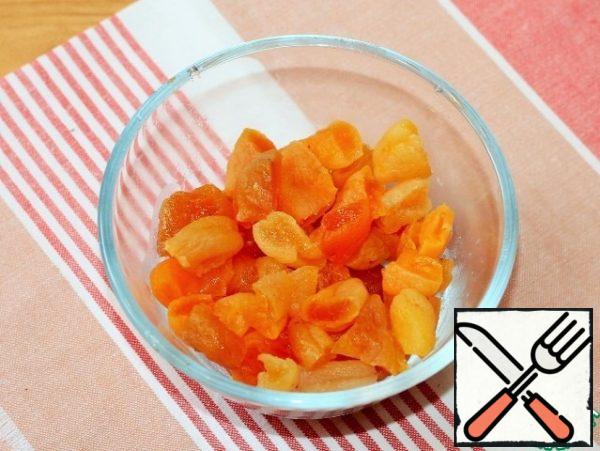 Dried apricots (200 g) and raisins (50 g) separately (in different bowls) pour boiling water. When the water cools down, drain the water, dry the fruit separately, rinse and put it on a paper towel or on a sieve.
