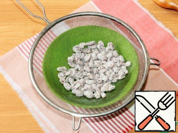 Roll dried raisins in flour (1 tablespoon). Shake off excess flour with raisins with a sieve.

