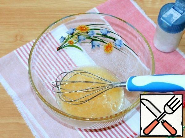 Prepare the dough. Beat the egg (1 pc.) with a pinch of salt.
