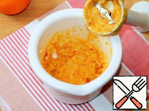 Prepare the filling. Cut the soft dried apricots into slices and put them in the bowl of a mixer. Add sugar (2 tsp.), vanilla sazar (1 pc.), zest (1-2 tsp.) and butter, grind with a blender.
