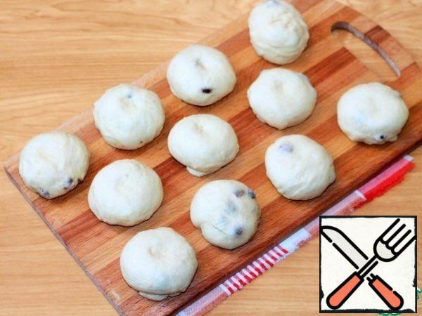Divide the dough into pieces (11 pieces, ~ 80 gr.) and roll into balls. Cover the balls with plastic wrap and let rise for 10 minutes.
