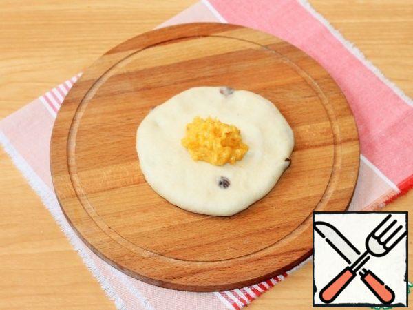 Roll the ball slightly into a small flat cake and lay out the filling.
